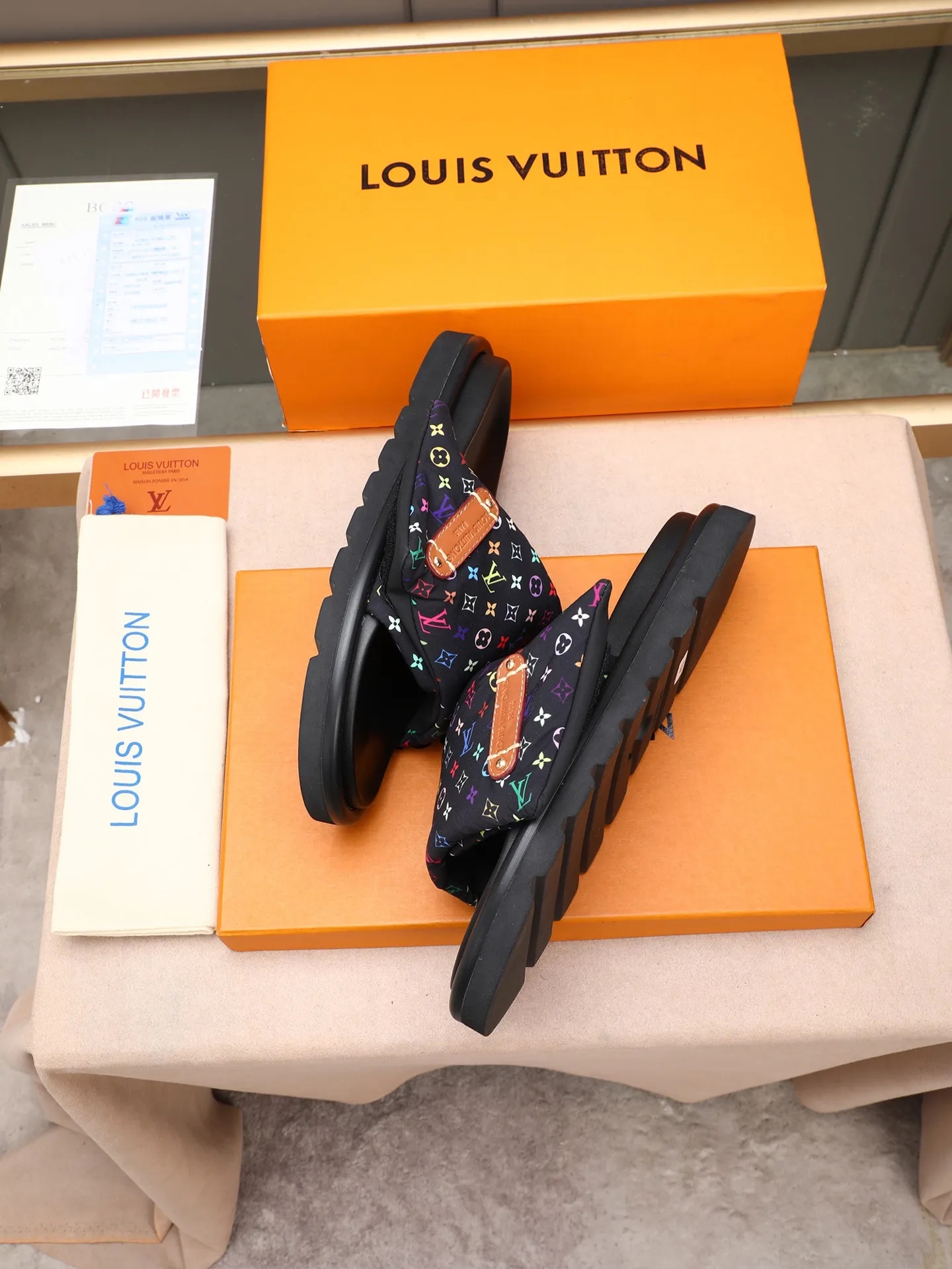 PP360 [LOUIS VUITTON] Louis Vuitton, LV printing, men's and women's slippers are on the market. The drawer box packaging comes with a cloth bag and a card. The upper pattern looks very soft and waxy, and it is a super versatile leg slimming tool. Fabric: imported denim/canvas/old fabric, LV hardware LOGO, official website pattern printing, comfortable to wear, feet: high-elastic PU water table. Sole: foam sole, heel height: about 5cm. Code number: 35-46, 35, 45, 46 are custom-made and non-returnable. Color: multiple colors and styles available.